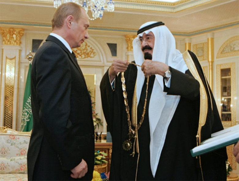 Король Саудовской Аравии Абдалла вручил президенту России Владимиру Путину орден имени короля Абдель Азиза. Фото: Дмитрий Астахов/РИА Новости