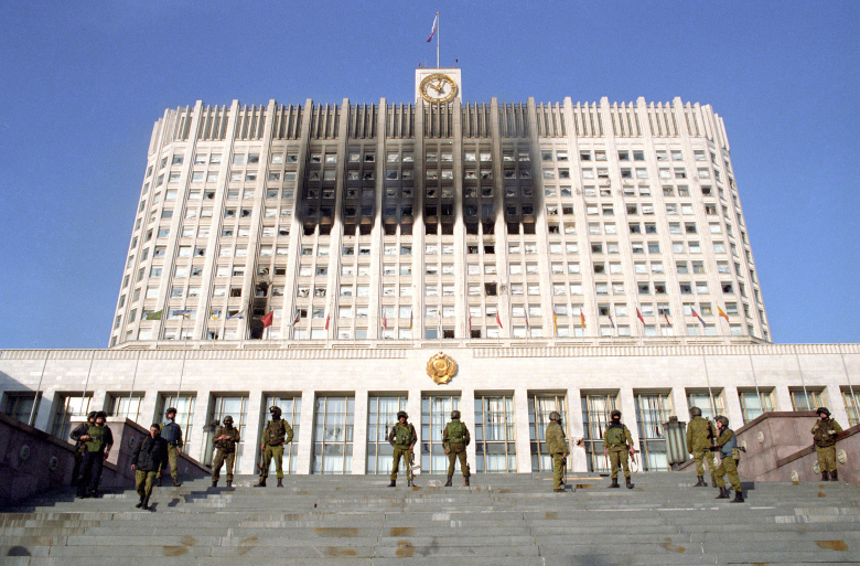 Бойцы спецотряда МВД РФ «Альфа» контролируют вход в здание Верховного Совета в октябре 1993 г. Фото: Владимир Вяткин / РИА Новости