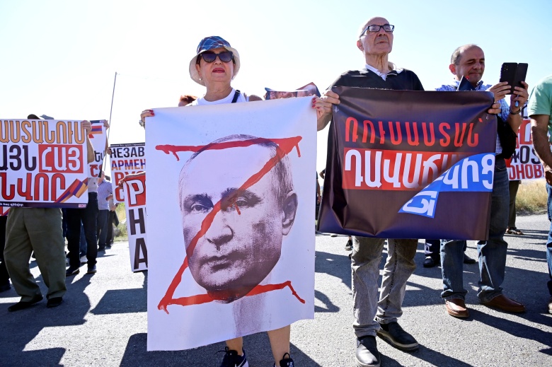 Армянские протестующие во время акции против российской военной базы в Гюмри, 23 августа 2025 года