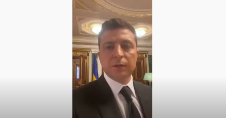 Президент Украины Владимир Зеленский выступает с обращением, выполняя требование террориста, захватившего заложников в Луцке 21 июля 2020 года. Фото: youtube.com