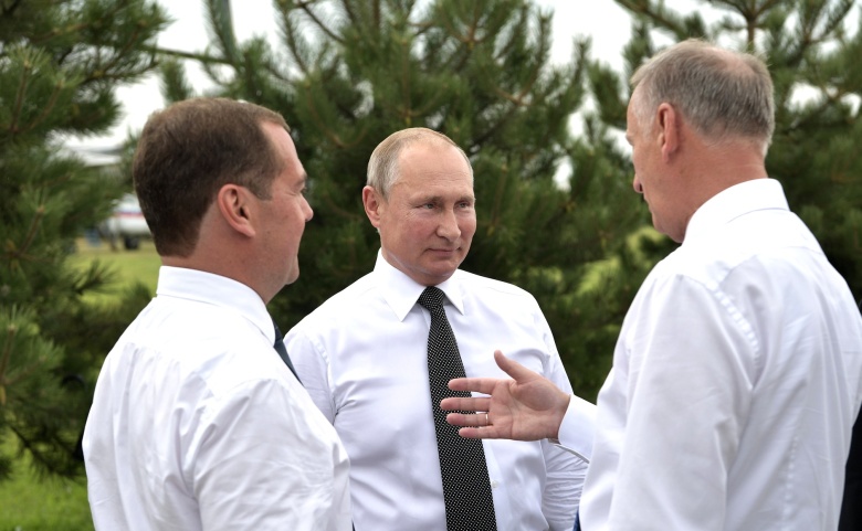 Дмитрий Медведев, Владимир Путин и Николай Патрушев во время посещения спортивно-оздоровительного центра «Волей Град», Анапа, 2019 год